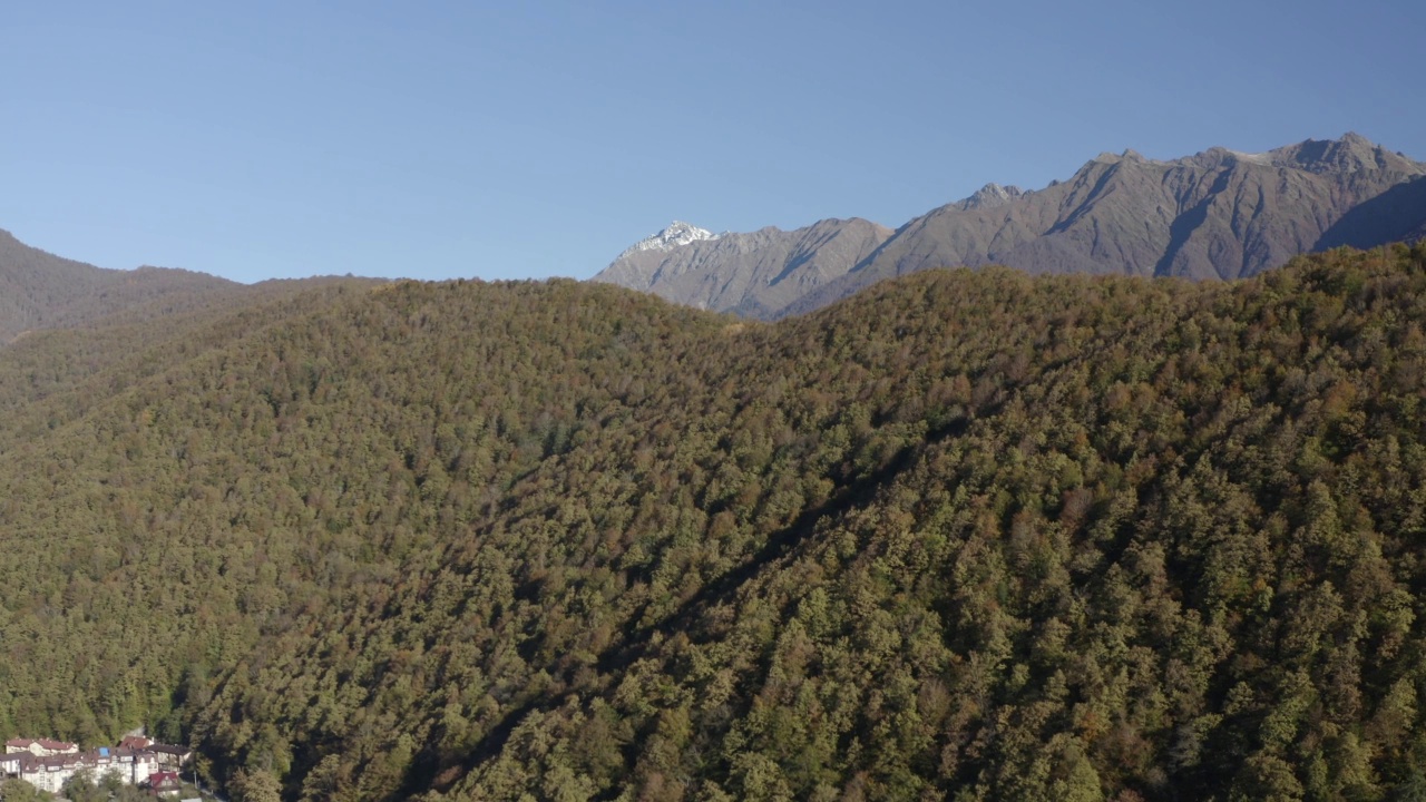 悬崖的顶峰。鸟瞰图，俯瞰着美丽的自然阳光明媚的山景。从无人机拍摄的令人惊叹的自然风景岩石地形覆盖着绿色的树木视频素材