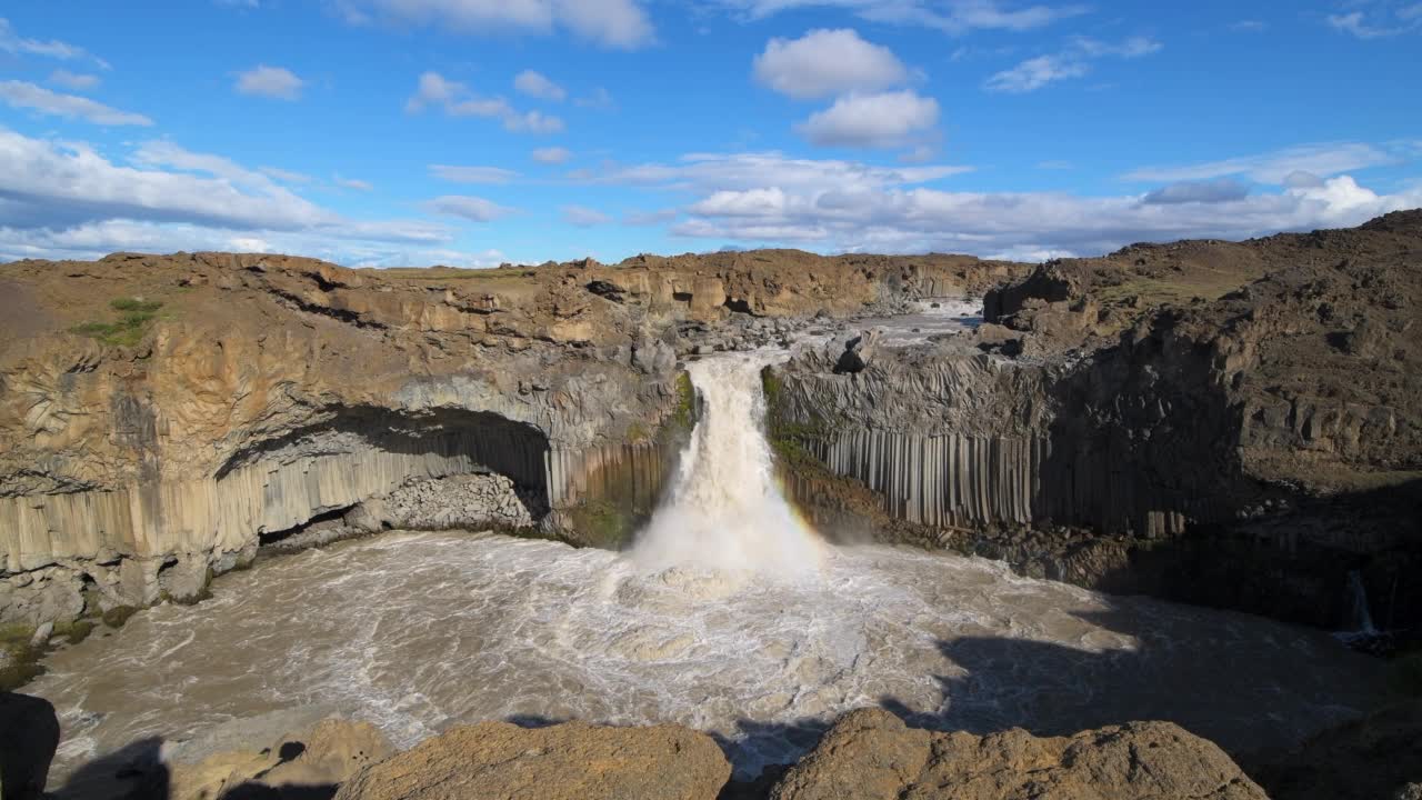 有玄武岩悬崖和彩虹的aldeyjarfos。Aldeyjarfoss, nordecurland eystra，东北部，冰岛。视频素材