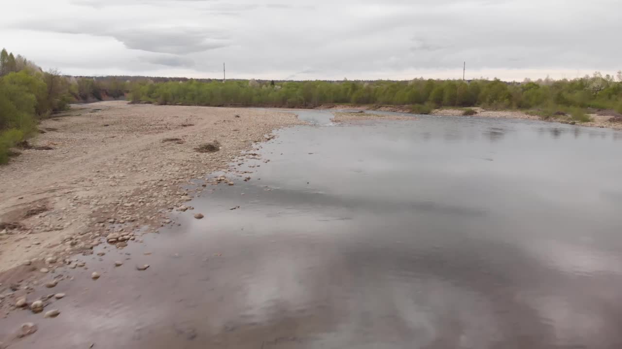 浅山乌克兰河无人机低通过。云映在水中。卵石海岸。乌克兰河视频素材