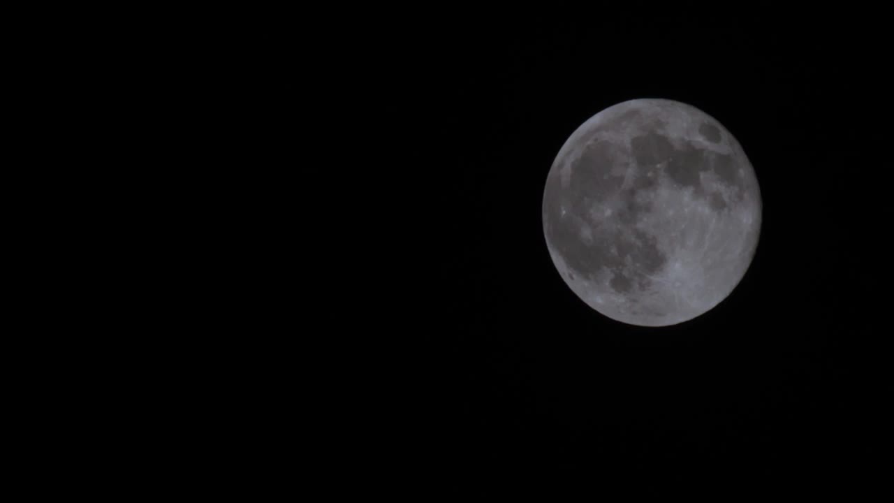 漆黑夜晚的满月视频素材