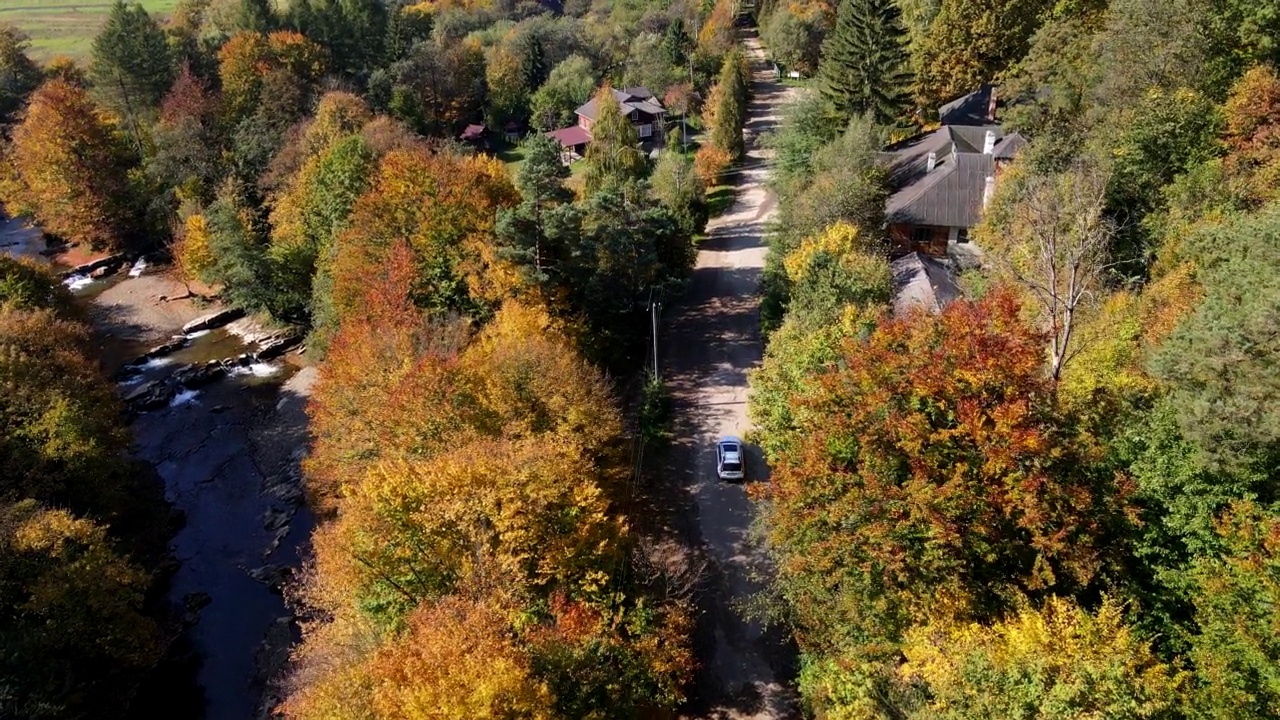 汽车旅行概念跟随汽车由秋林路视频素材