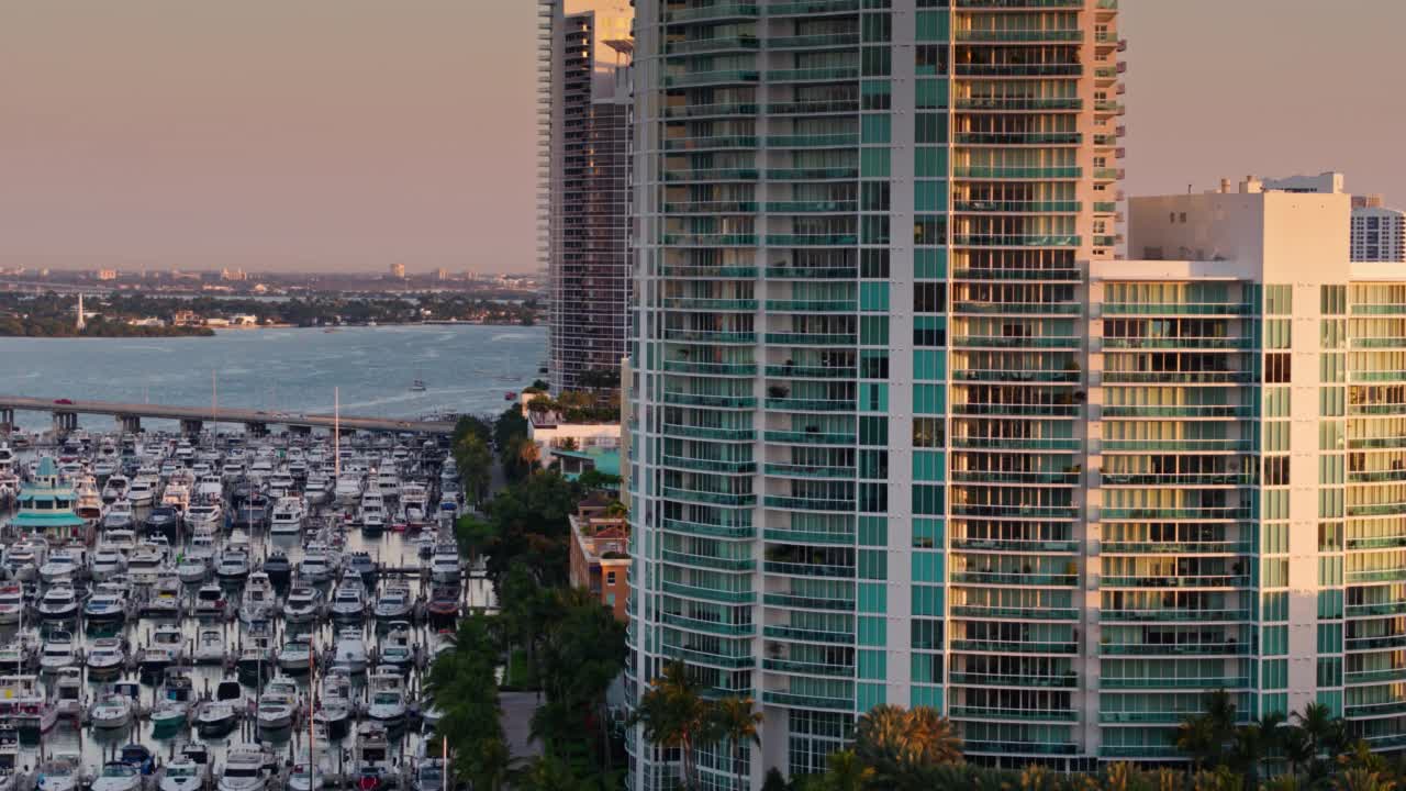 佛罗里达州迈阿密海滩的Marina和Condominiums的鸟瞰图视频素材