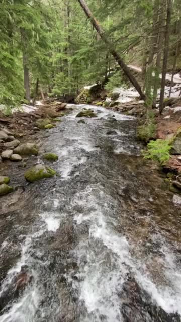 冬天在俄勒冈州胡德山的塔马纳瓦斯瀑布徒步旅行视频素材