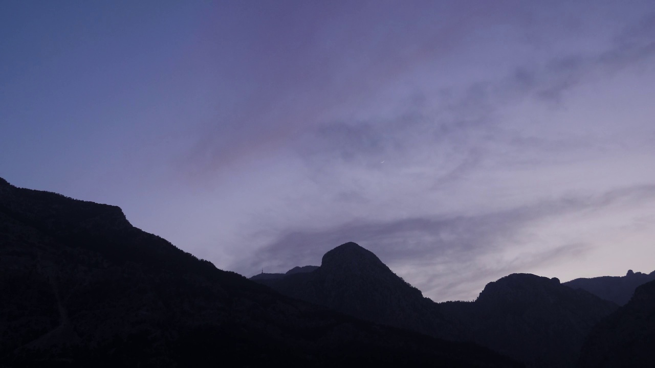 如画的日落在山峰上。美丽的粉红色日落与山的背景，时间流逝。野生自然景观。日落和日出视频素材