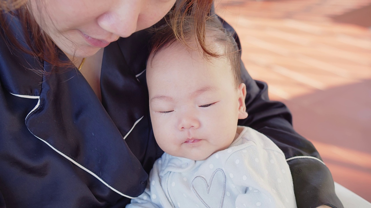 可爱的新生婴儿婴儿女孩早上在妈妈的手臂上打哈欠在家里，家庭，孩子，为人父母，童年，生活，爱的概念视频素材