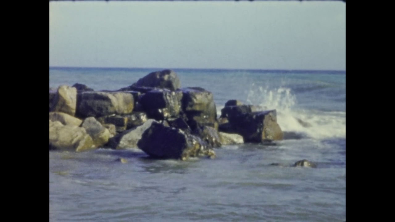 1958年的意大利，海岸线上海浪拍打着岩石视频素材