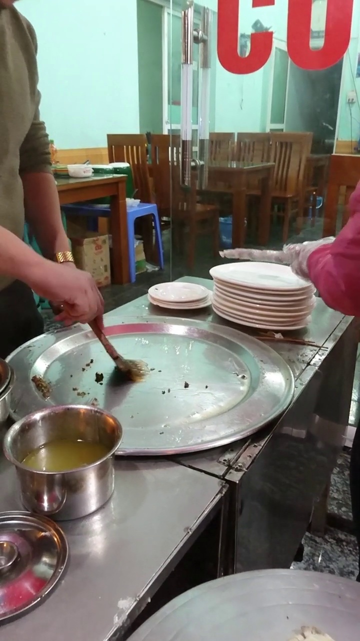 在越南老蔡的萨帕，用猪肉、蘑菇和香草做的米粉卷视频素材