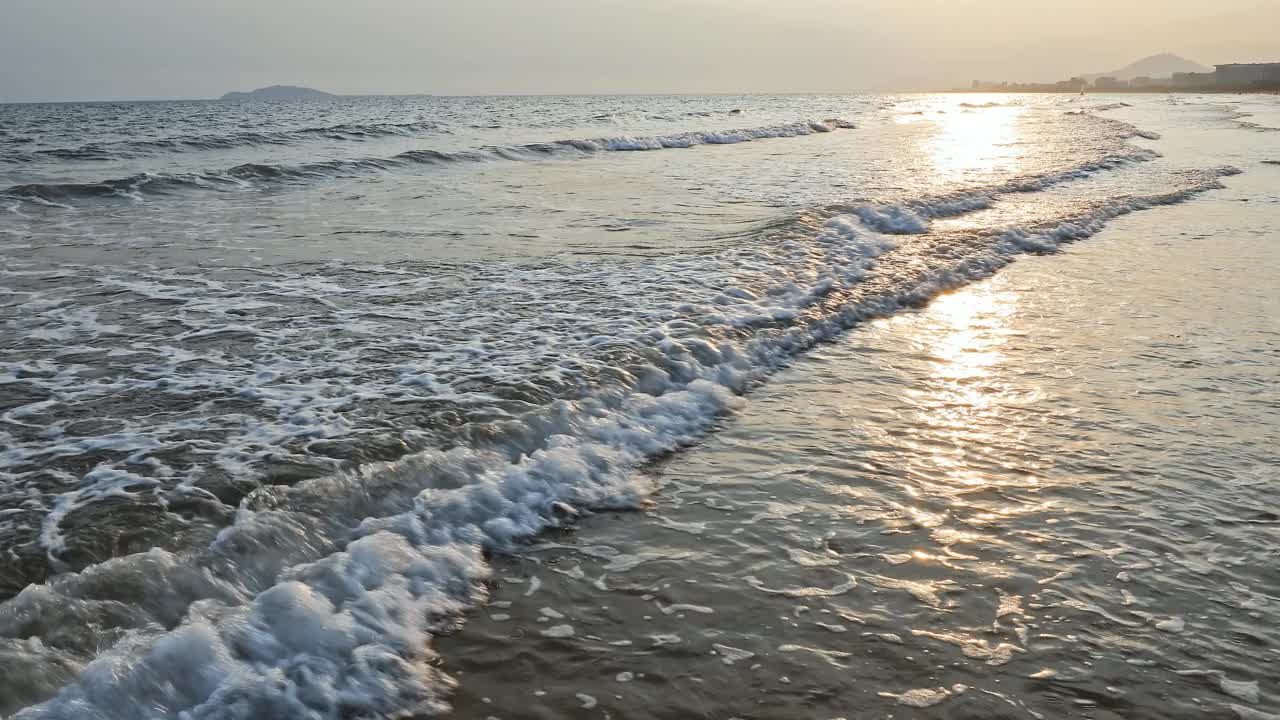 白色泡沫翻滚的海浪在海南视频素材