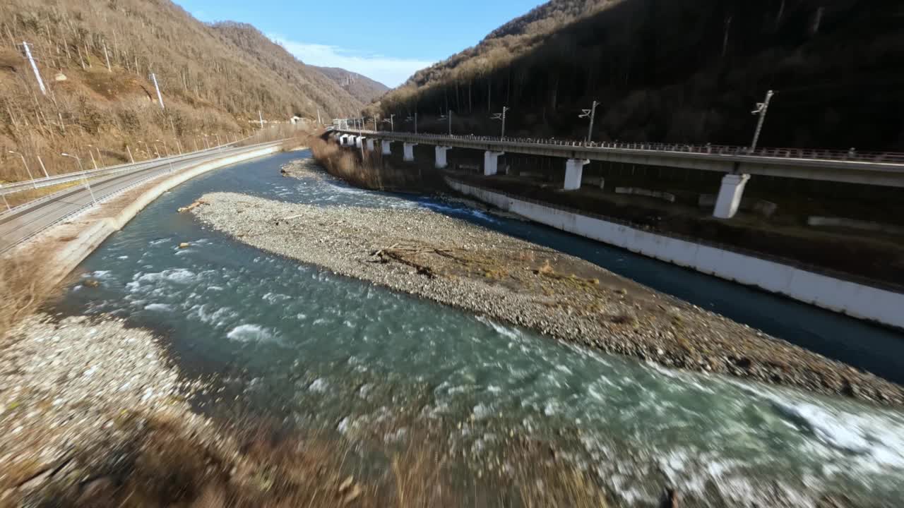 鸟瞰公路、交通、交通、铁路、桥梁、快山、河流、水波、秋景。从fpv无人机拍摄铁路旅游城市度假村车辆运动基础设施4k视频素材