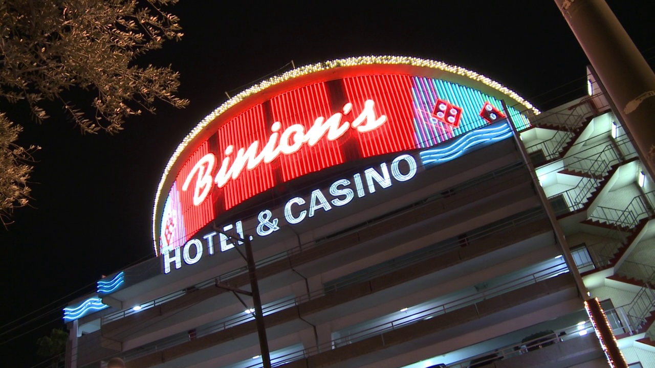 拉回停车场顶部的大型霓虹灯招牌，上面写着“binion’s hotel & casino”。视频素材