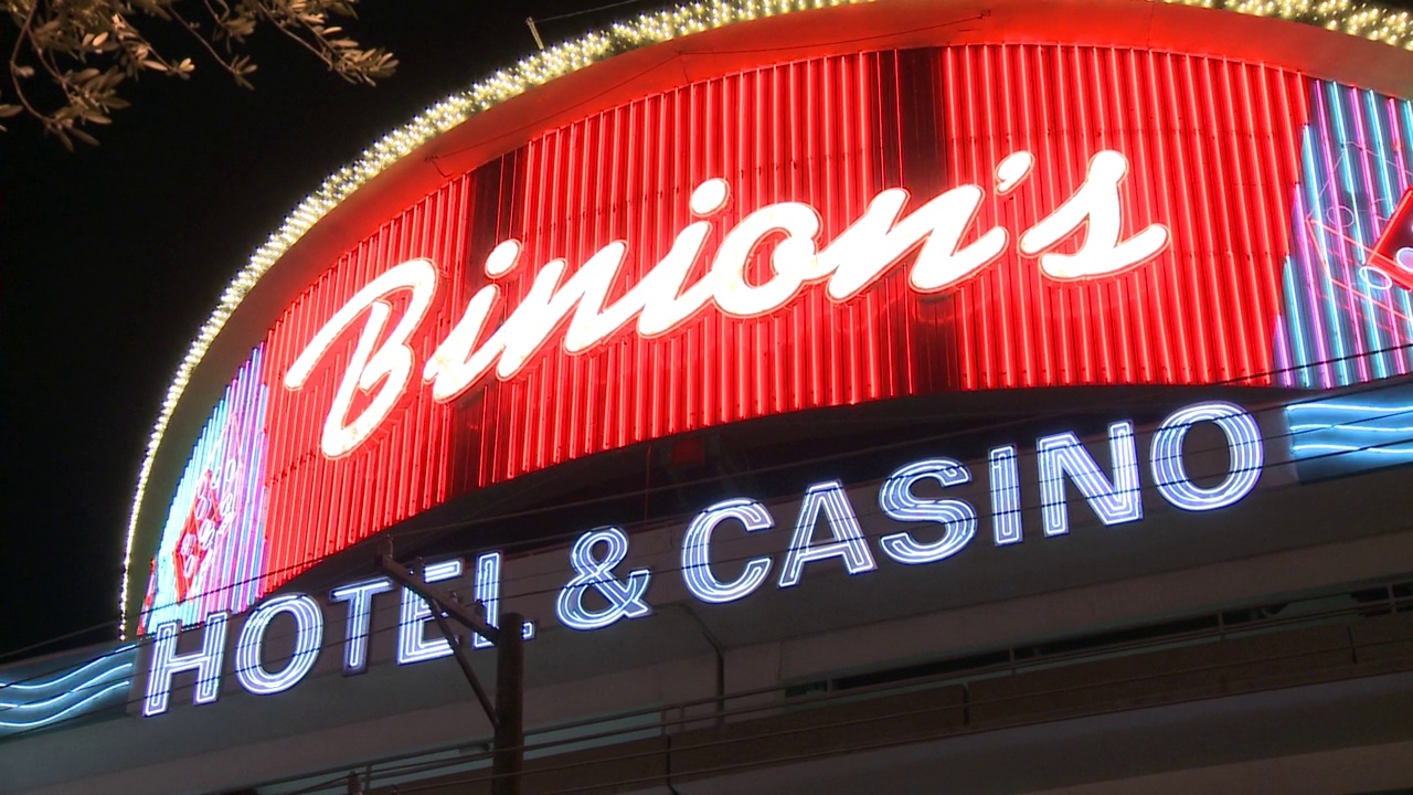 “binion’s hotel & casino”停车场顶部的大型霓虹灯的向上角度视频素材