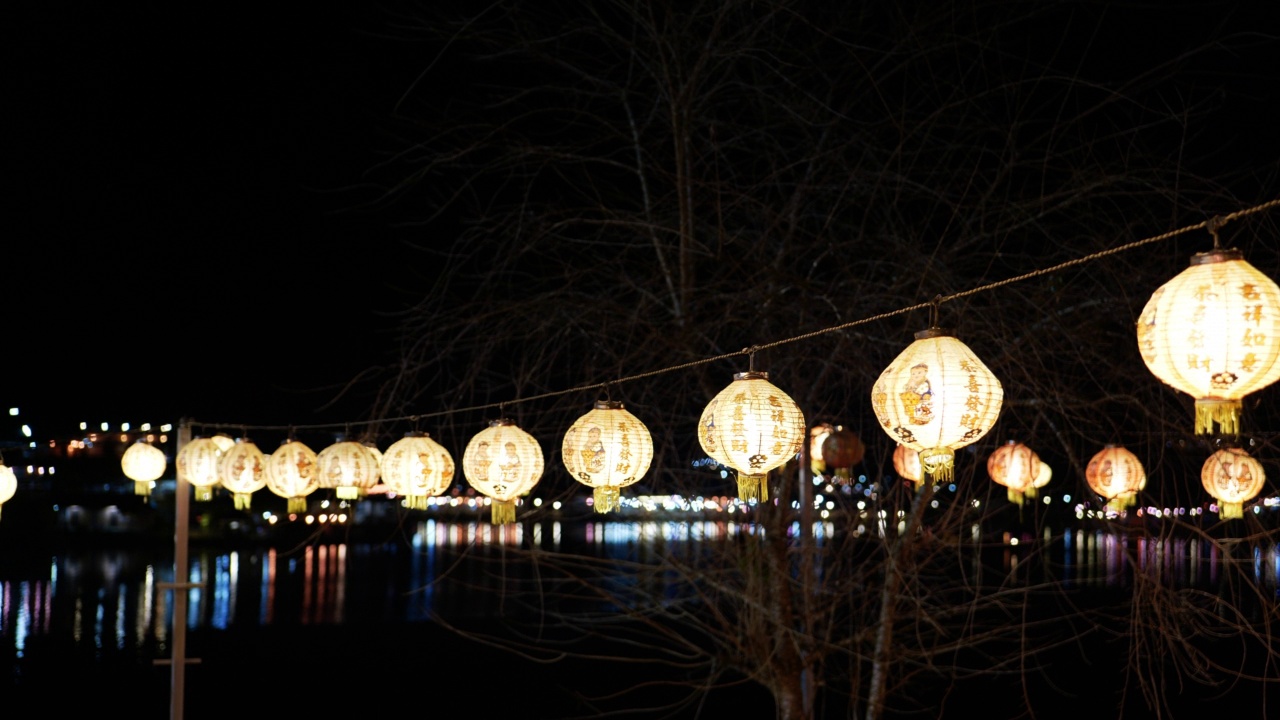 日本手工纸灯笼与城市夜景视频素材