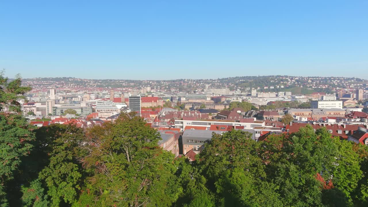 斯图加特:德国城市和德国首都Baden-Württemberg的鸟瞰图，晴朗的天气，清澈的蓝天——从上面俯瞰欧洲的全景视频素材