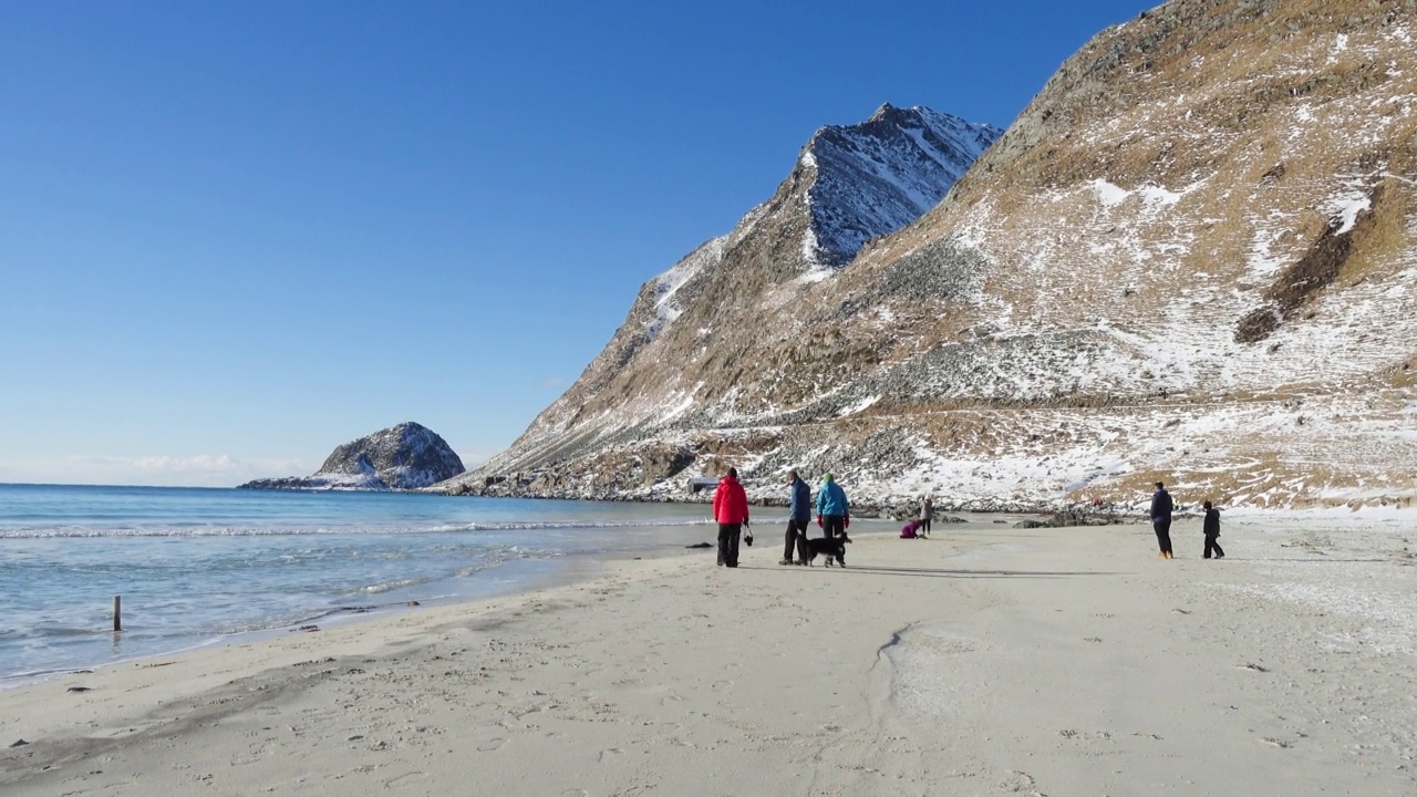 罗浮敦群岛冬季沙滩上的海浪视频素材