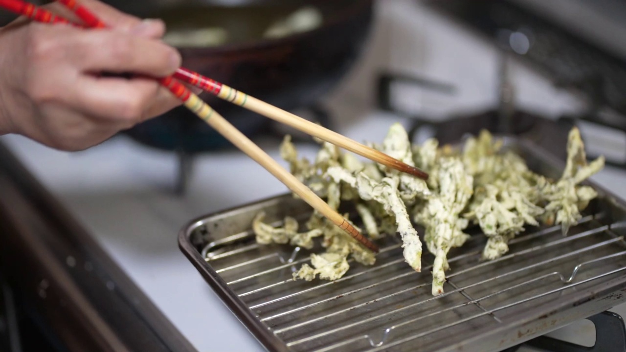 一名妇女正在用鳕鱼芽煎天妇罗视频素材