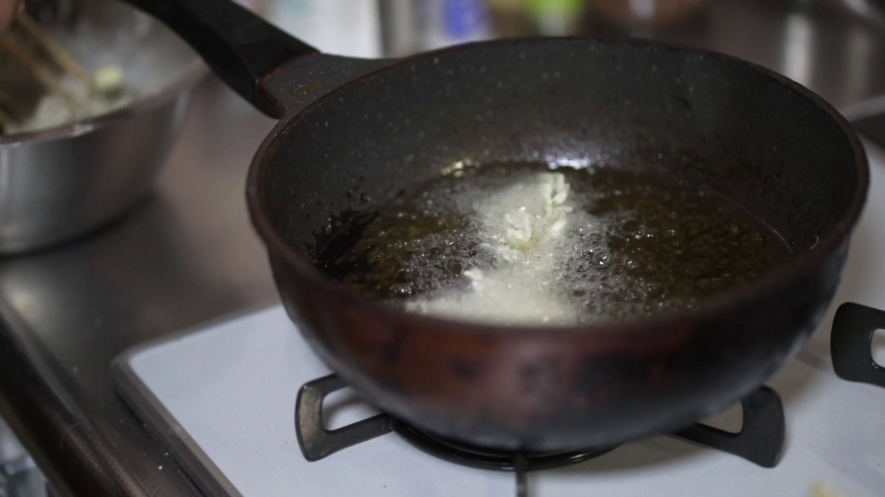 一名妇女正在用鳕鱼芽煎天妇罗视频素材