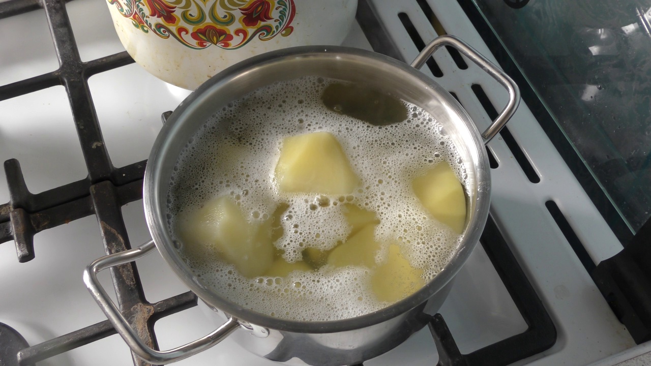 土豆是在锅里煮的。健康的食品概念。视频素材