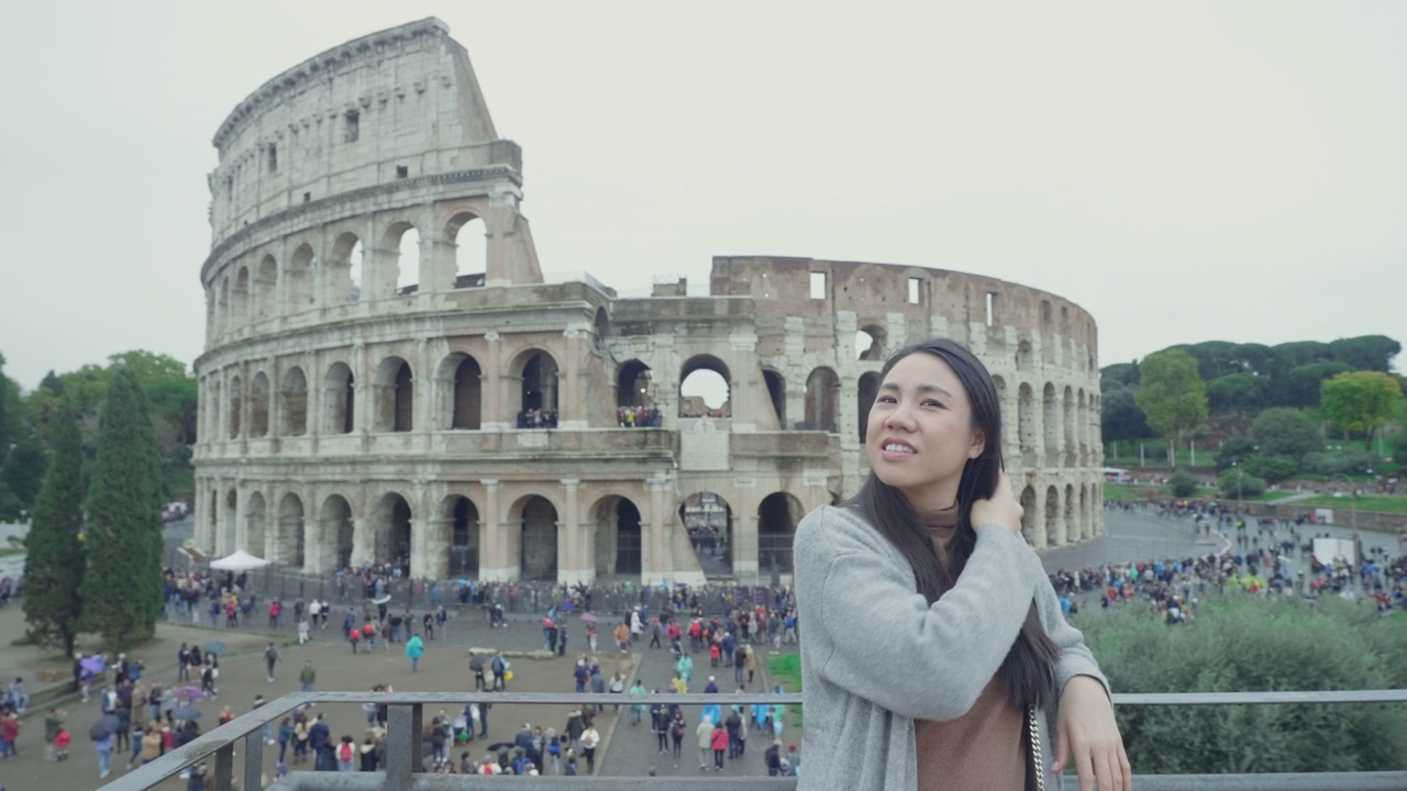 年轻女子独自旅行在罗马斗兽场视频素材