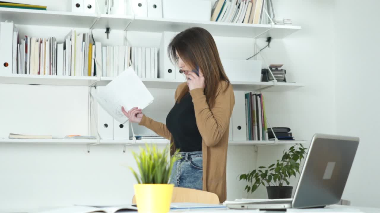 年轻的女商人生气地讲电话视频素材