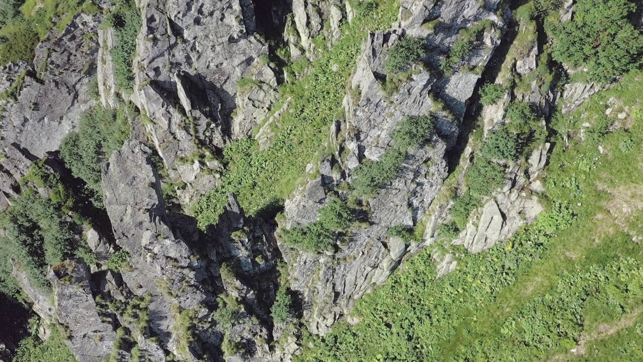 喀尔巴阡山脉的斯皮茨山岩石山峰的鸟瞰图，夏季山脉的景观视频素材