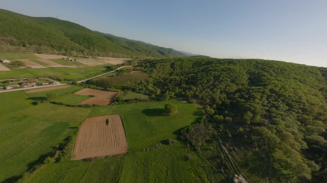 FPV快速4k航拍镜头的农村地区，无尽的森林，平原，河流，Evros在希腊北部色雷斯地区(Roussa, Mikro Derio, Tychero, Didymoteicho, Trigono, Melia, Milea, Therapio, Komara)视频素材