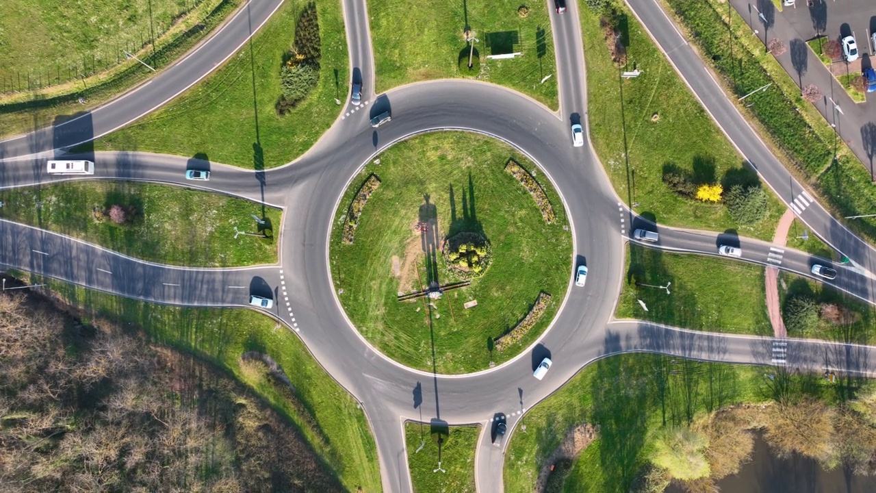 快速移动的重型交通的道路回旋交叉口的鸟瞰图。城市环形交通十字路口视频素材