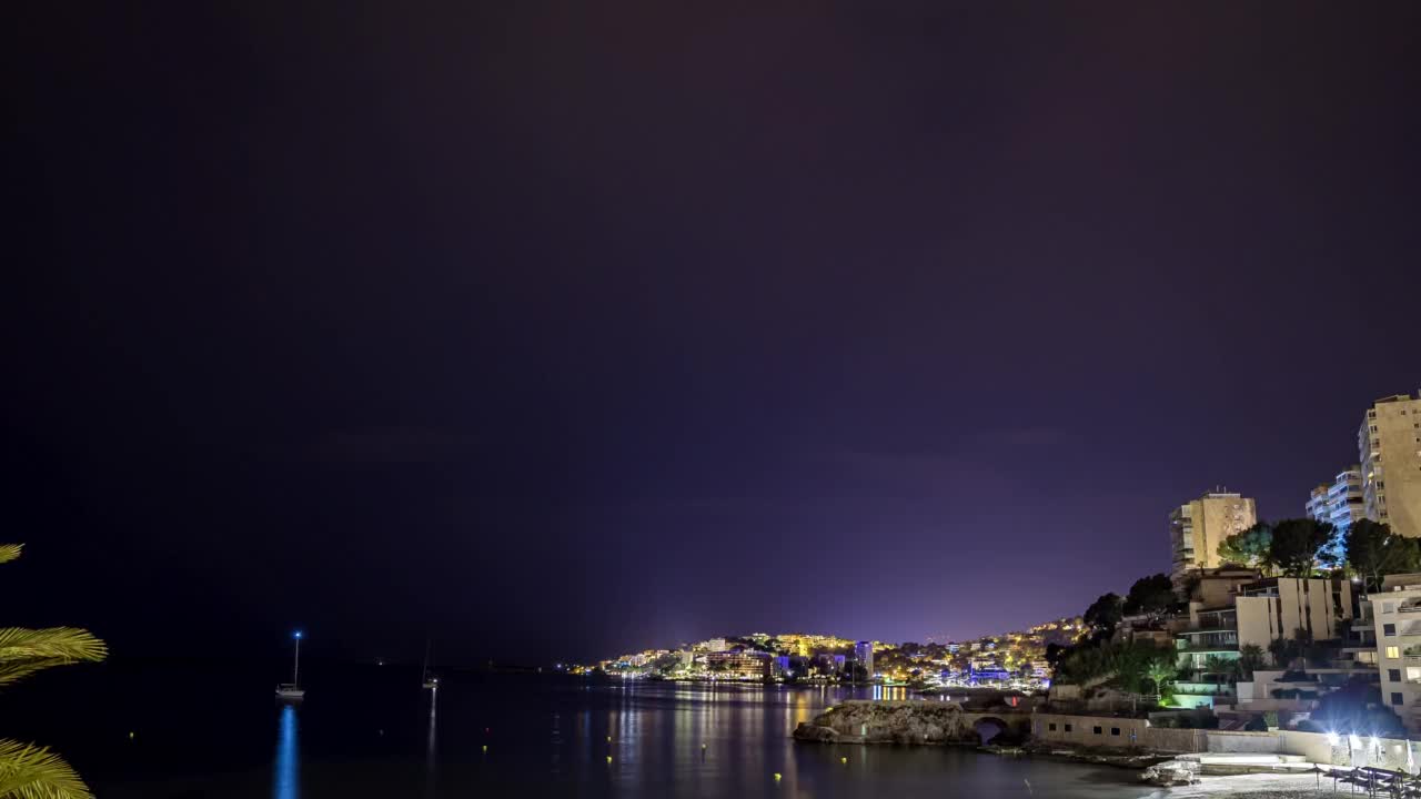 星夜在海滨旅游小镇上空的时间流逝。视频素材