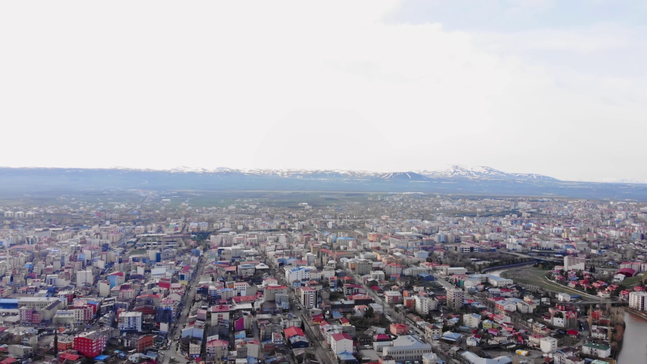 卡尔斯城市全景建筑与建筑和山脉背景。在卡尔斯旅游度假视频素材