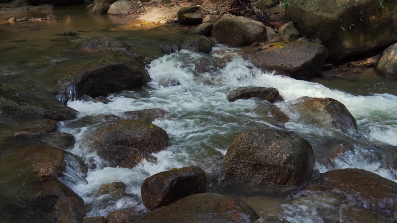 马来西亚的热带瀑布视频素材