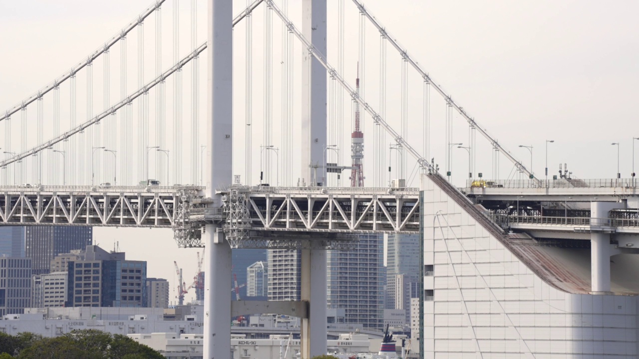 在日本东京的一座大桥上，汽车经过视频素材