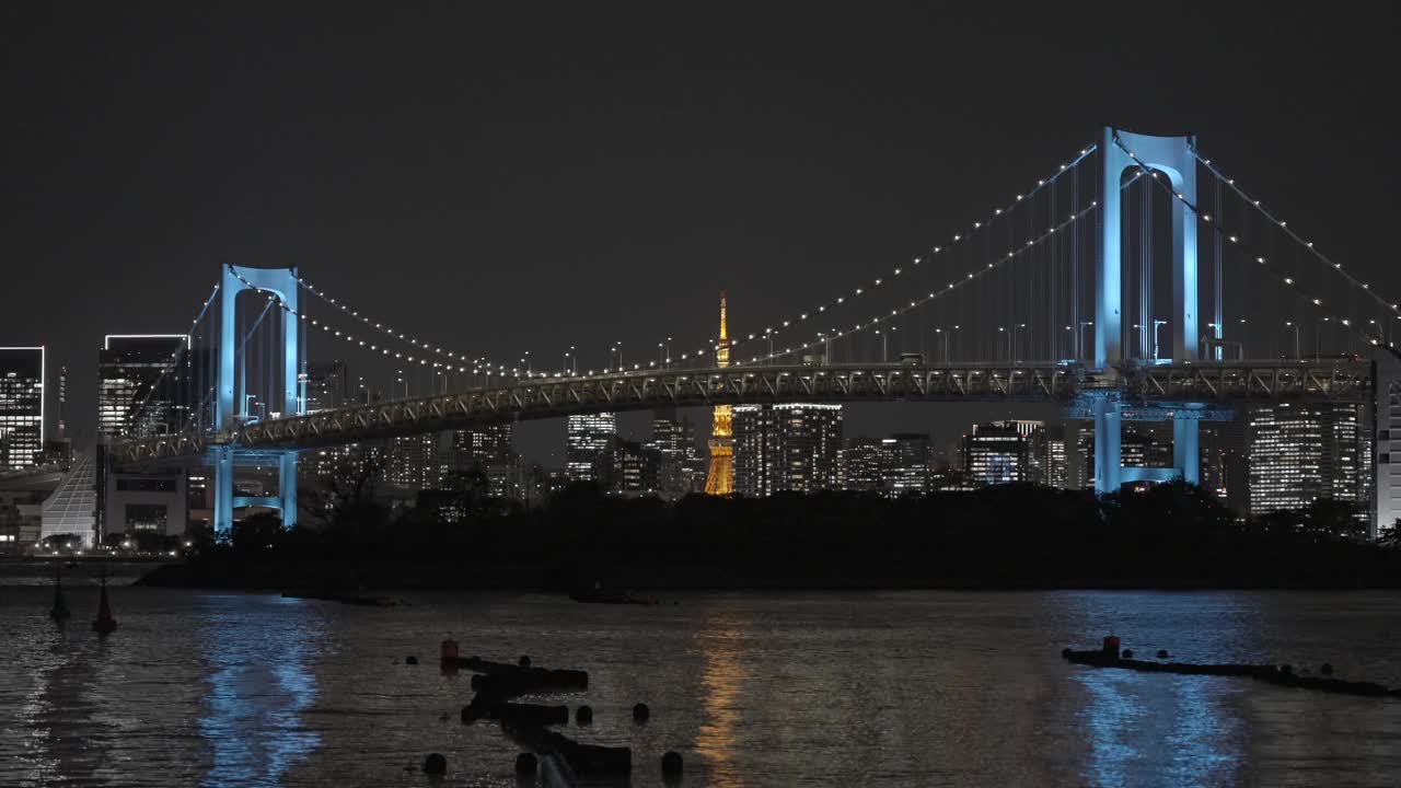 在日本东京，夜晚汽车经过的大桥视频素材