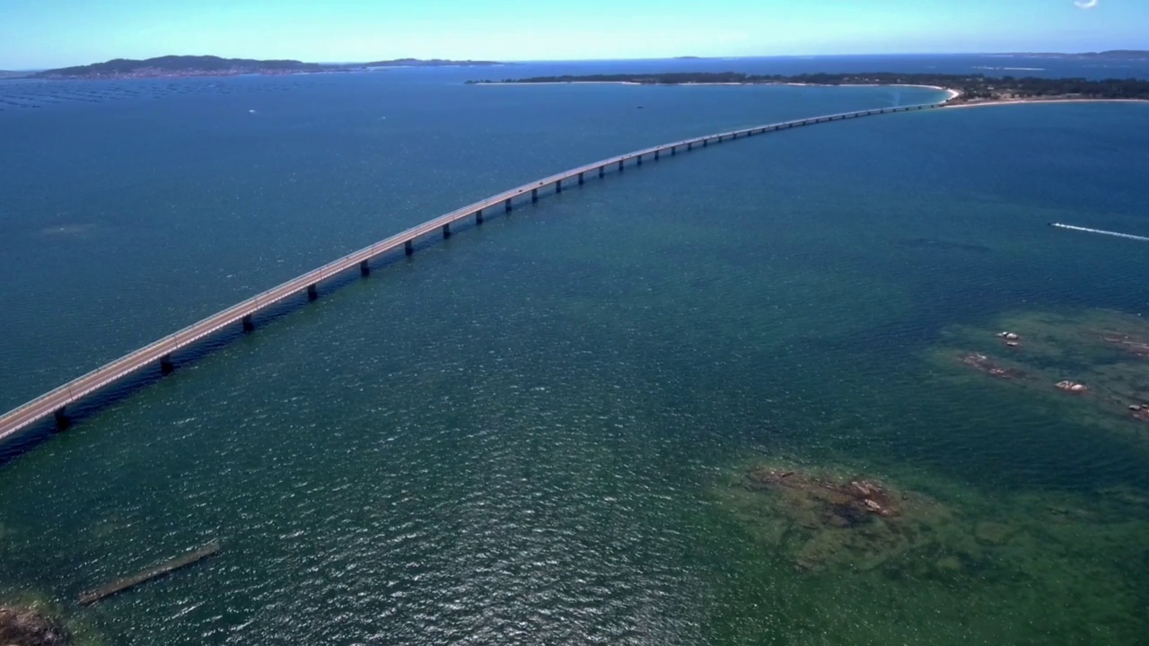 连接海上岛屿的大型车辆桥视频素材