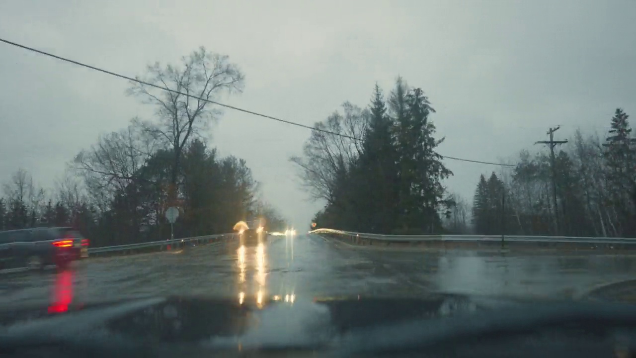 雨中的早晨通勤视频素材