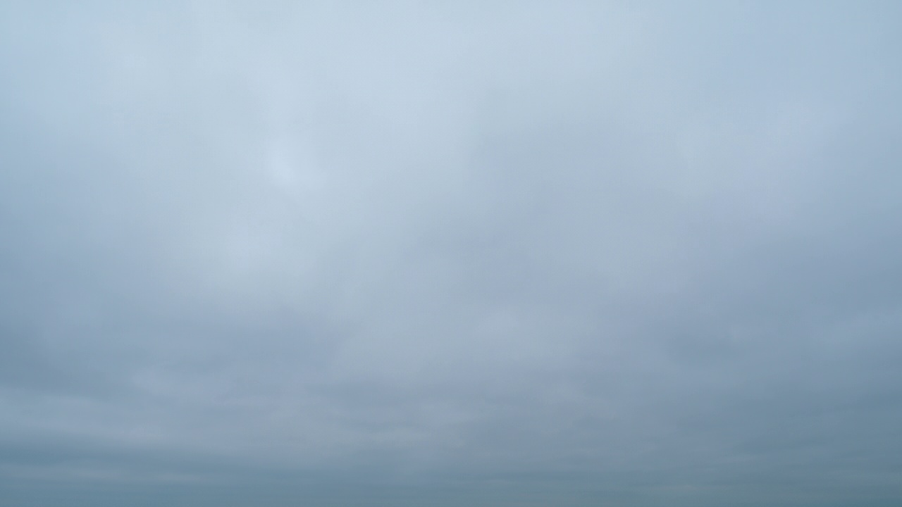 暴风雨即将来临，天空乌云密布。云遮住了天空。时间流逝。视频素材