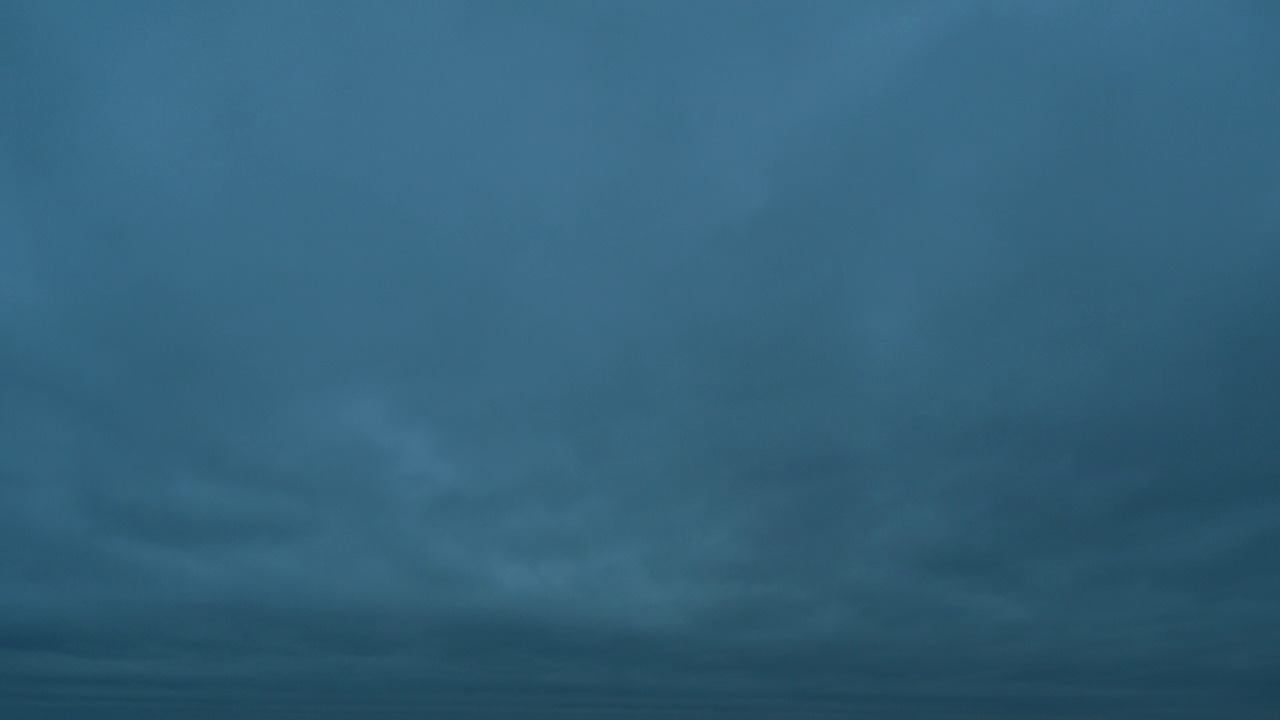 暴风雨的天空。乌云密布的天空中夹杂着灰色的云。低阴。天上飘着雨云。时间流逝。视频素材