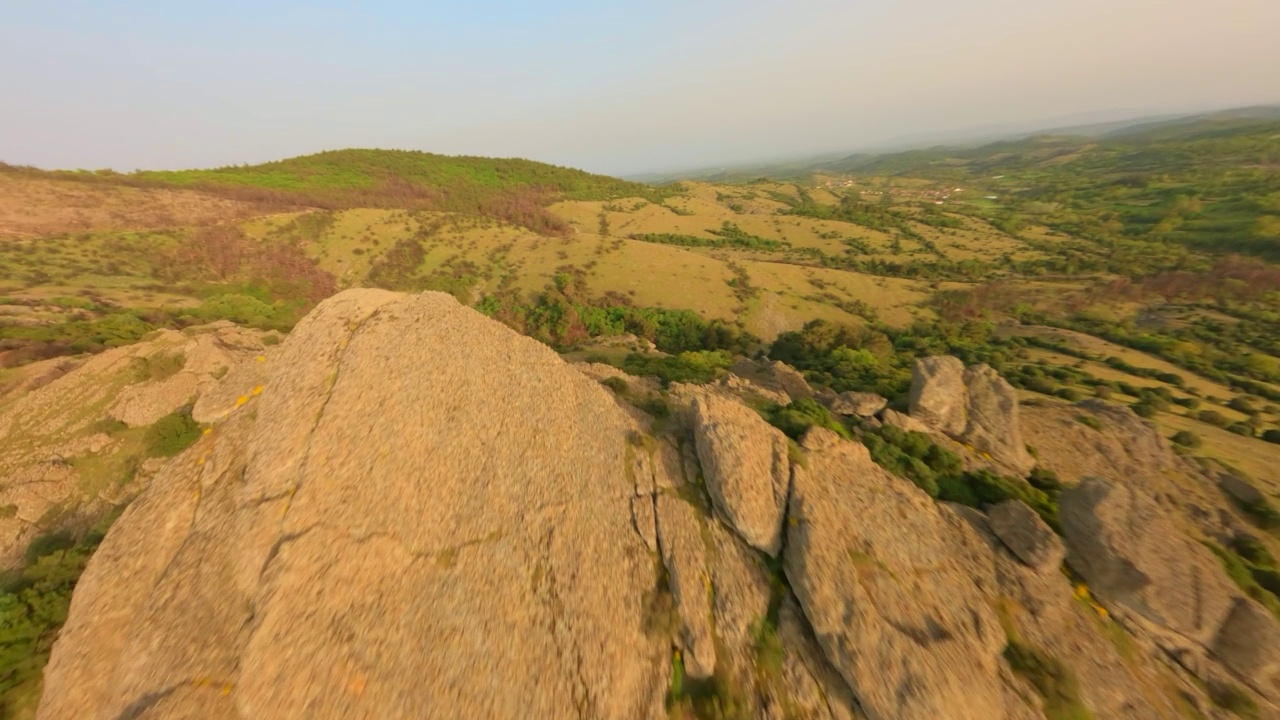 分级FPV快速4k空中镜头的农村地区，无尽的森林，平原，河流，巨大的绿色Evros在希腊北部色雷斯地区(Tyxero, Lefkimi, Feres, Ferres, Soufli)视频素材