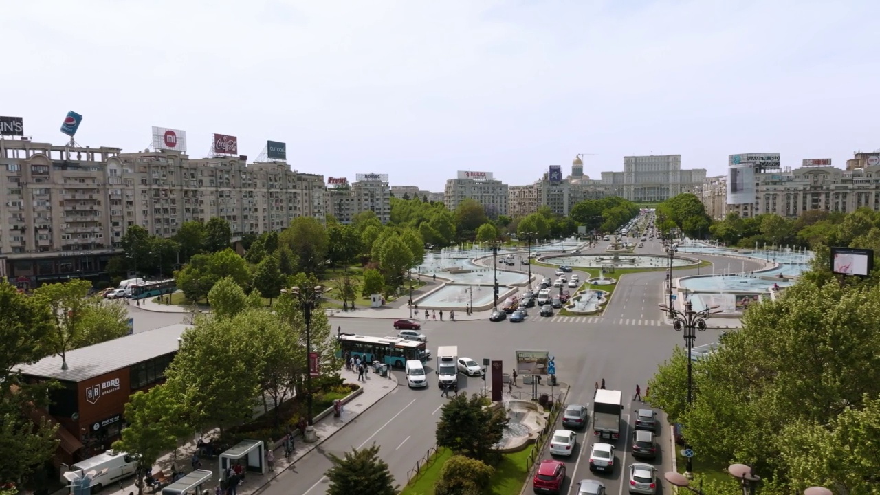 鸟瞰图Unirii广场，布加勒斯特，罗马尼亚一个阳光明媚的日子。视频下载