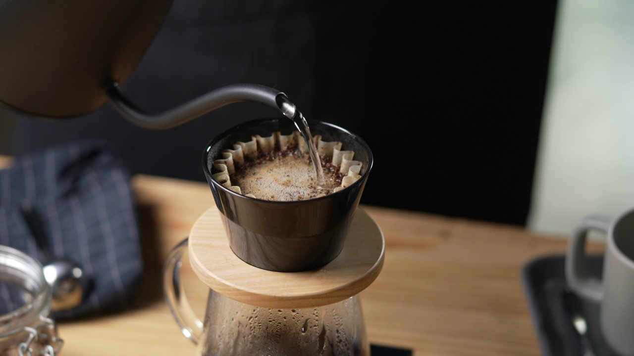 一杯咖啡与烟和咖啡豆在旧的木制背景视频素材