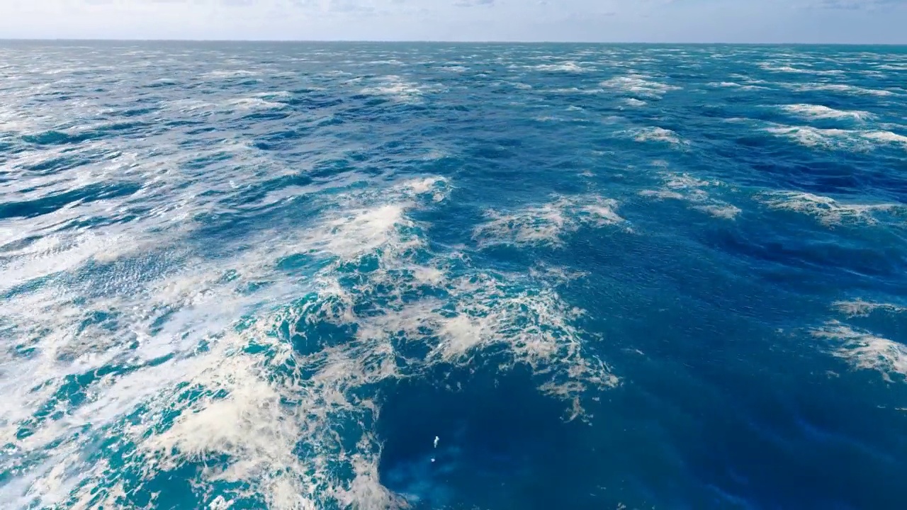 海平面上的海浪翻滚着，激起涟漪视频素材