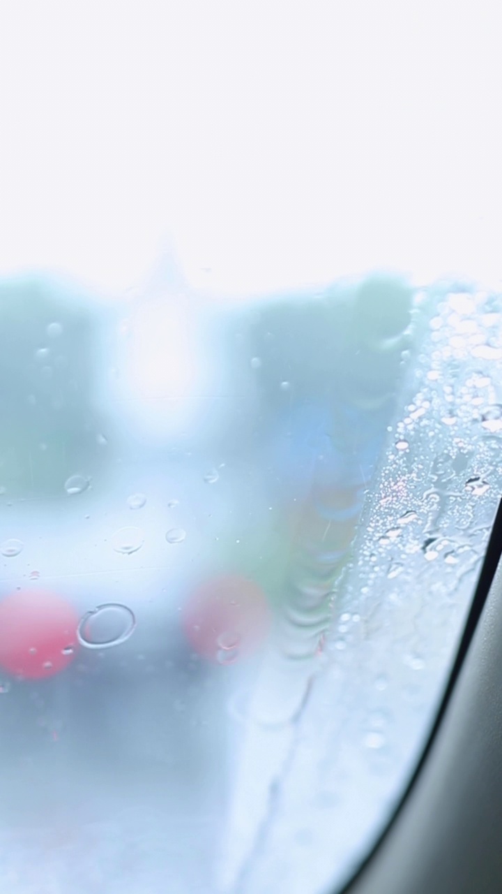 雨水落在汽车挡风玻璃上视频素材