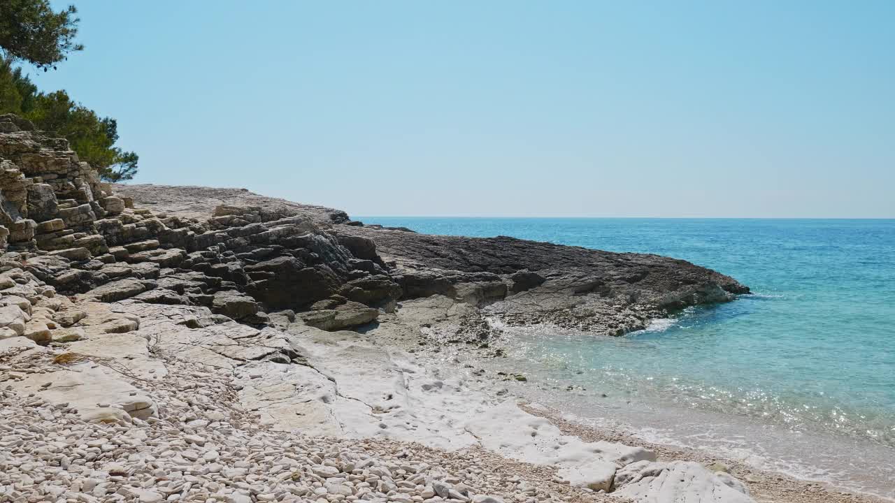 夏天，克罗地亚普莱曼图拉半岛的美丽海滩视频素材