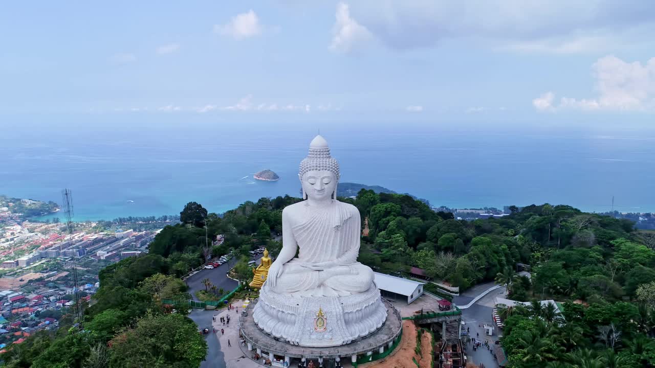 无人机拍摄视频白色大理石大佛造像寺在最高的山美丽的地标泰国普吉岛视频素材