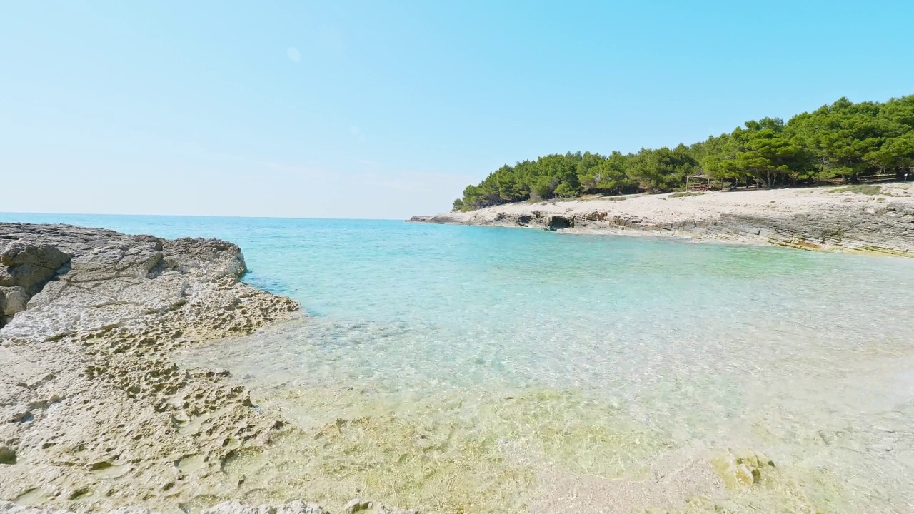 夏天，克罗地亚普莱曼图拉半岛的美丽海滩视频素材