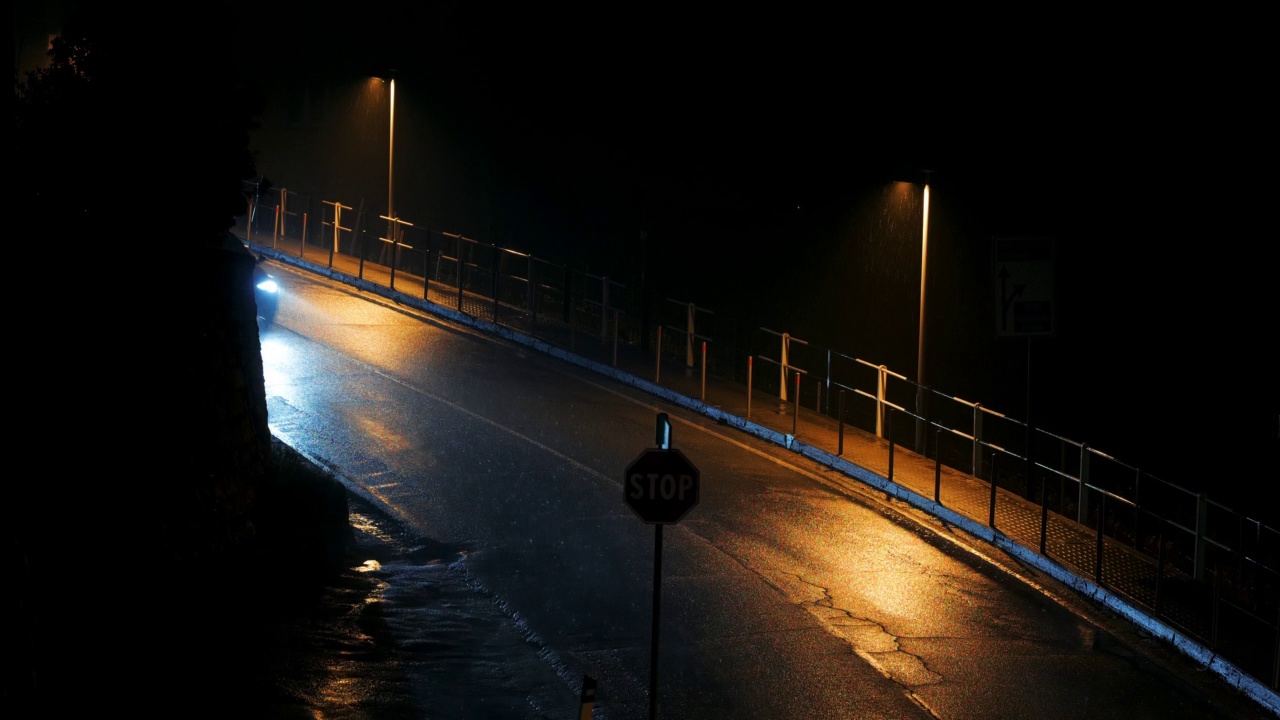 夜间汽车在大雨中高速行驶。视频素材