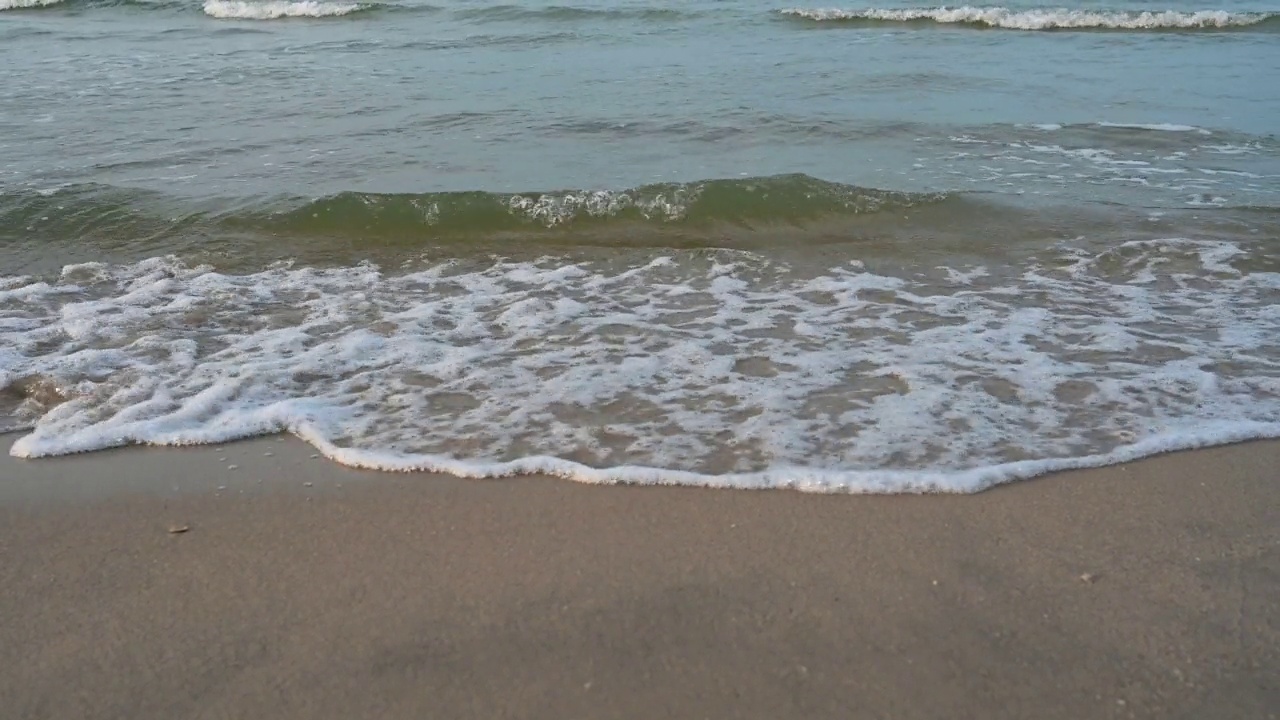 美丽的风景，海浪在沙滩上奔流视频素材