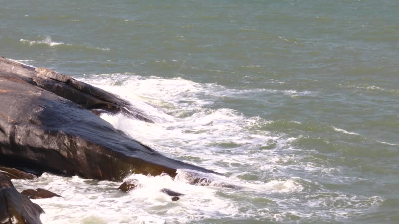 海风拍打着岩石，海流猛烈地吹着。视频素材