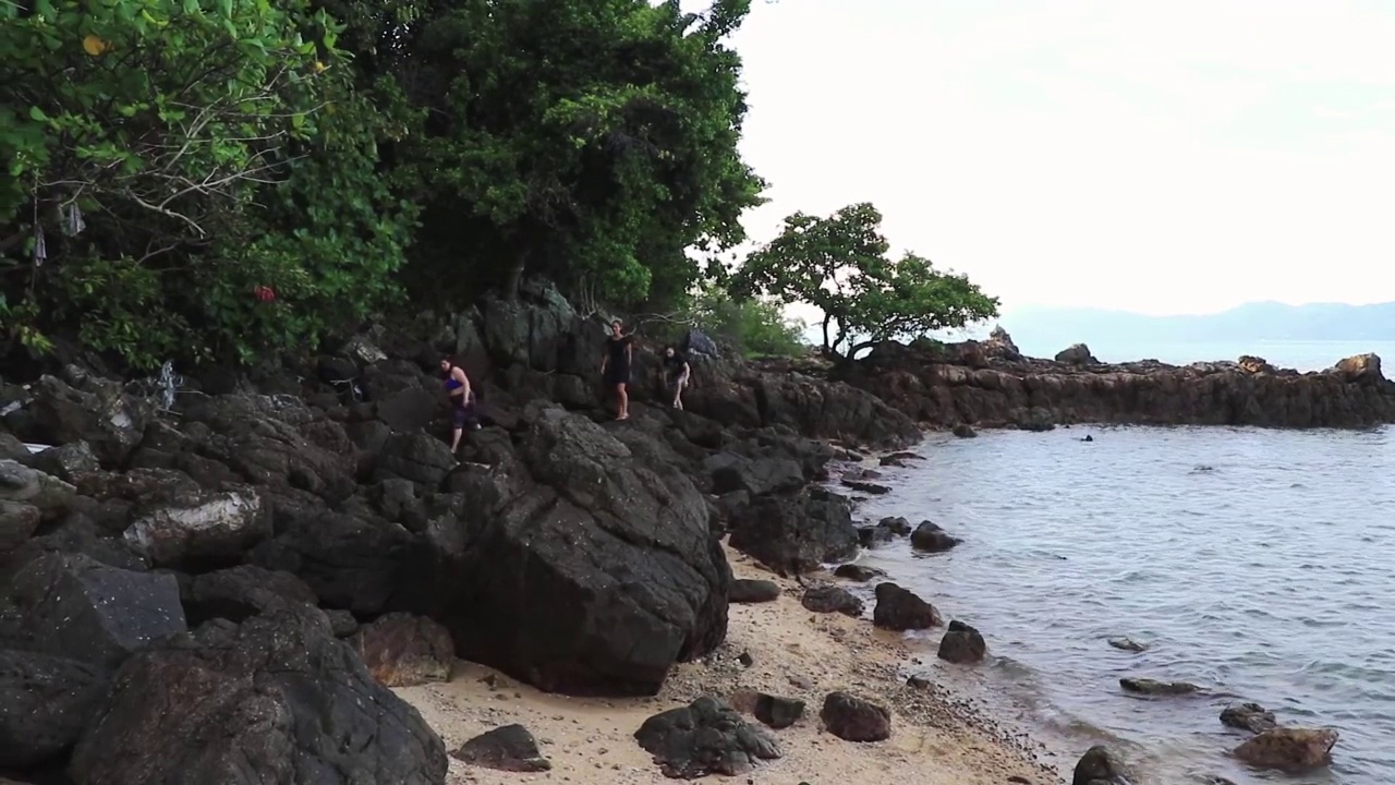 苏梅岛海滩海岸岩石森林景观全景泰国。视频素材