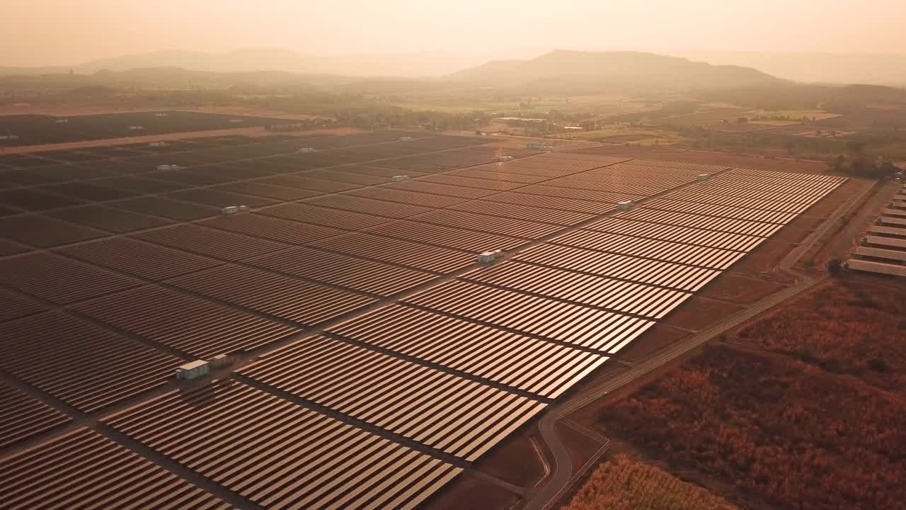 空中拍摄的太阳能电池板农场与阳光替代能源视频素材