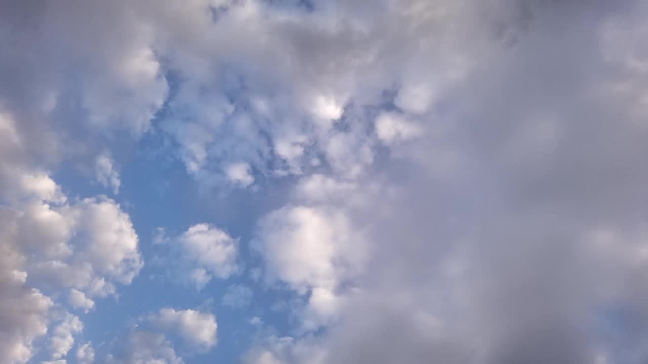云在傍晚蓝色的夏天天空天气时间推移视频希腊视频素材