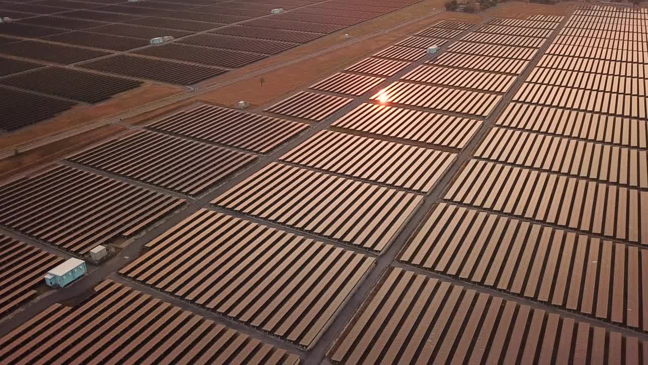 空中拍摄的太阳能电池板农场与阳光替代能源视频素材